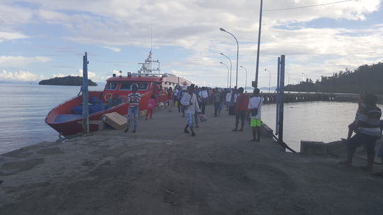Hier gibt es keinen Ansturm auf uns wegen Hotel, Taxi oder so...
Wir müssen suchen...dann werden wir von Hein entdeckt