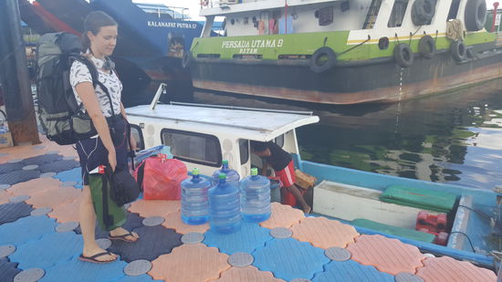 Es wird noch einiges an Proviant und vor allem Trinkwasser eingeladen