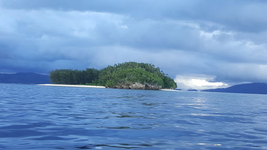 ...mit wunderschönen Stränden und einzelnen Hütten..