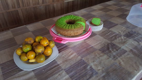 Unser Frühstück. Das Grüne ist eine Pflanze, die in Indonesien gerne zum Backen und kochen verwendet wird erklärt mir Marissa