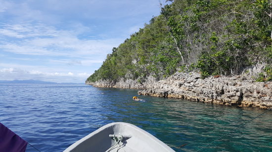 Die Fahrt zu den FAM Islands dauert ca 2 Stunden, vorher stoppen wir zum schnorcheln...