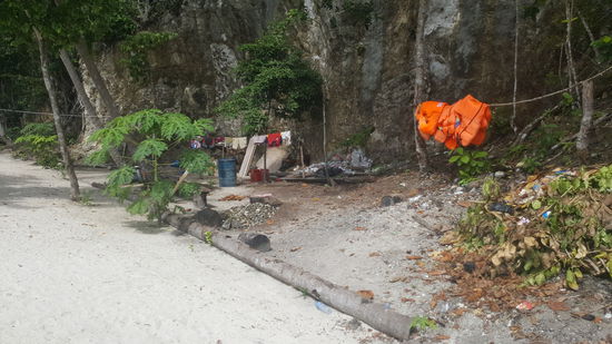 Hinter unseren Nachbar- Homestay herrscht das uns bekannte indonesische Chaos mit viel Müll