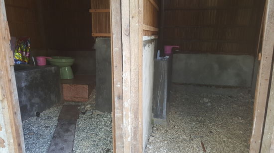 Unser Badehäuschen von innen..links Toilette, rechts Dusche