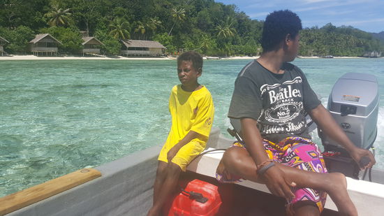 Der Junge darf mit. Er ist ganz zappelig und kann es kaum erwarten den 2. Außenborder ins Wasser zu lassen