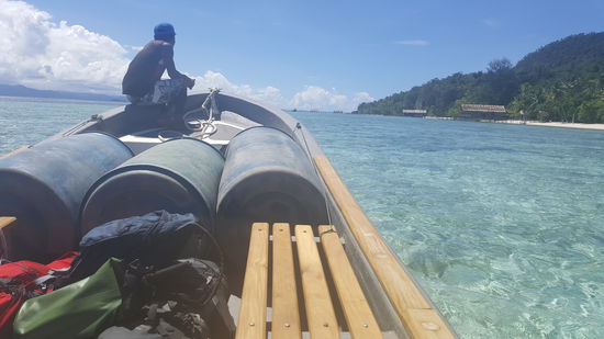 Am Steg da hinten sammeln wir noch Tina ein