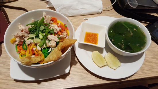 Thalia nutzt noch den "Gymroom" und den Zimmerservice.
"Rainbow-noodles" mit Gemüsefarbstoff. Kostenpunkt: 3 Euro