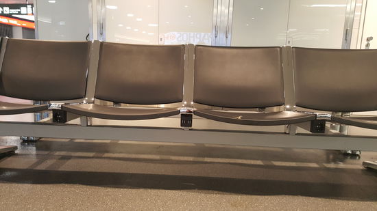 Unter den Sitzen befindet sich elektronisches Equipment...