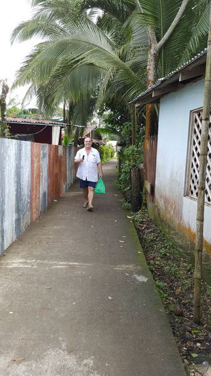 Durch die Gassen von Tortuguero