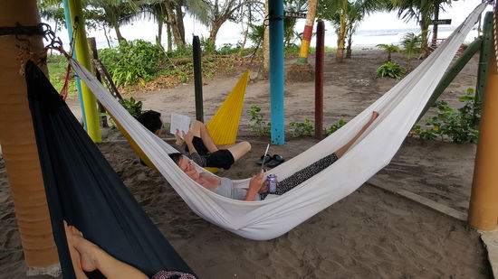 Ich chille etwas in den Hängematte, hinten ist das Meer zu sehen