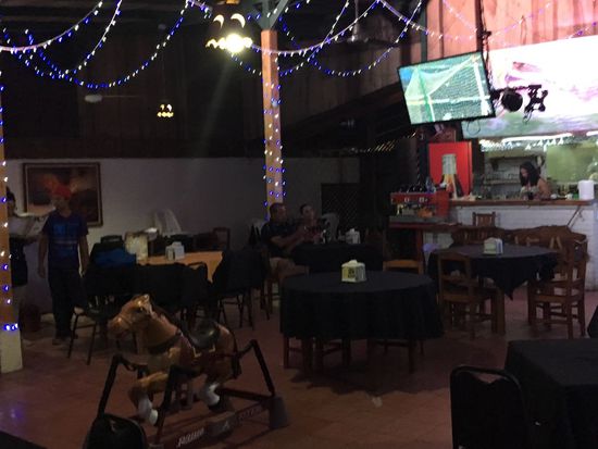 ...wir lernen junge Franzosen kennen, die waren 2 Monate in Nicaragua und sind nur kurz hier in Costa Rica, weil ihr Visum abgelaufen ist. Also kurz raus aus dem Land und wieder mit neuem Visum 2 Monate rein. Sie lieben das Nicaragua, weil man dort so herrlich fischen kann...