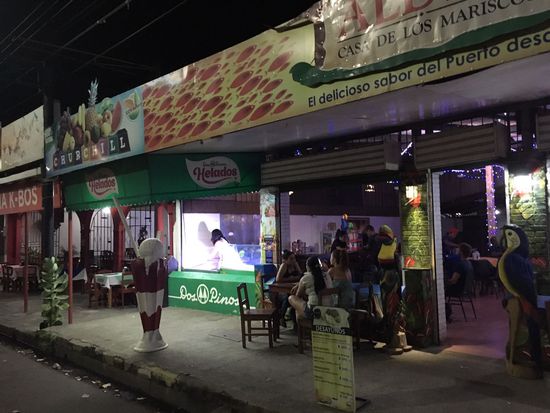 Es sind angenehme 28 Grad hier--gerade habe ich erfahren, dass daheim MINUS 10 Grad sind...
Wir sitzen noch bis 23 Uhr hier ...heute hat es übrigens nicht geregnet!
Irgendwo habe ich gelesen, dass Costa Rica so groß wie Niedersachsen ist--kaum zu glauben, dass wir so lange für die Wege brauchen...