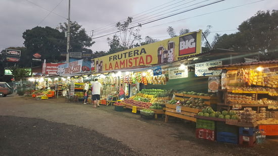 Die Reihe mit Obstständen ist bestimmt 500m lang....