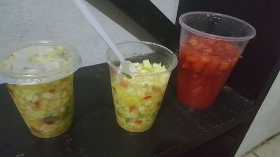 Wir haben gedacht, dies ist kleingeschnittenes Obst--tatsächlich ist die helle Mischung mit Gemüse (gab es auch mit Fisch) und das Rote ist aber nur Obst--auf jeden Fall schmeckt beides sehr gut