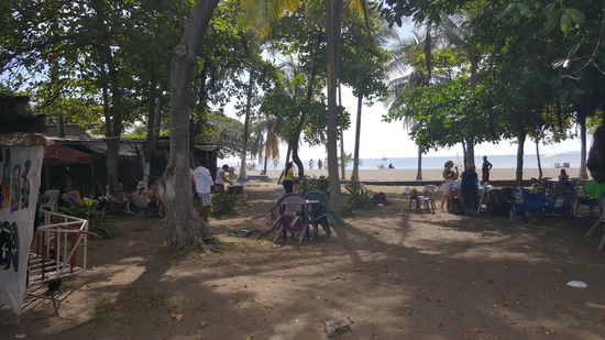 Centroamericanos --der ganze Ort ist voll von ihnen...diese Menschen-besonders die Frauen sind fast alle sehr dick--sie haben unglaublich ausladene Hinterteile