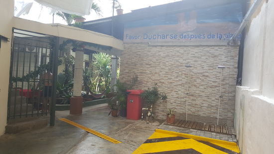 Hieer gehts zum Innenhof unseres Hostels mit den Strandduschen