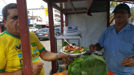 So wird das Gericht hier gegessen; Mit Weißkohl auf einem großen grünen Blatt und viel saurer und scharfer Soße. Ganz obendrauf kommen Mixed Pickles aus einem großen Glas