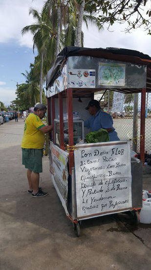 So ein Gericht kostet umgerechnet 5 Euro--und wird hier massenhaft verschlungen--unzählige dieser Wagen gibt es..