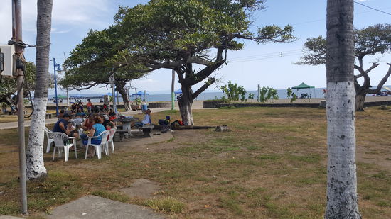 Sie sitzen auch viel, man sieht kaum jemanden sich aktiv betätigen...