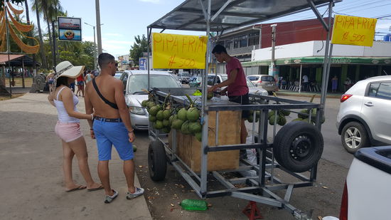Hier mal ein selten schlankes Pärchen am "Pipa fria" Stand-das sind die Kokosnüsse mit dem Kokoswasser, die immer frisch, vor dem Verzehr geschält und geöffnet werden