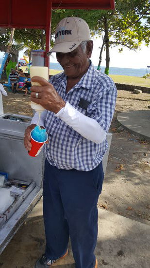 Hier blauer Sirup und die süße Kondensmilch--das mach runde Popos!