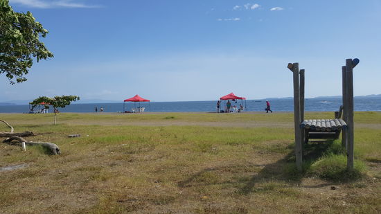Ich gehe etwas weiter die Promenade entlang. Hier wird es ruhiger, die Verkäufer weniger und keine laute Musik mehr..auch der Strand ist leerer..