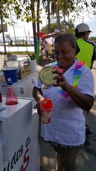 Giovanni gönnt sich diese Kalorienbombe in Rot..