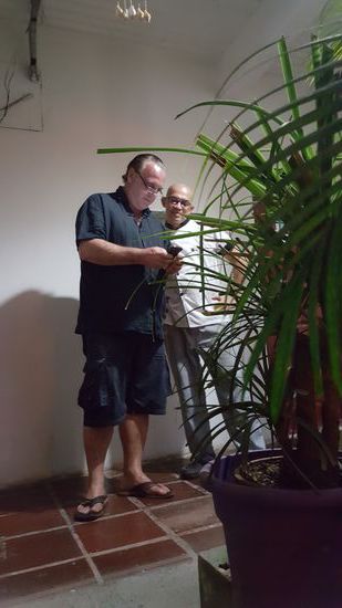 Giovanni zeigt den Köchen gern Bilder von seinem Restaurant--oft geben sie sich dann mehr Mühe... 