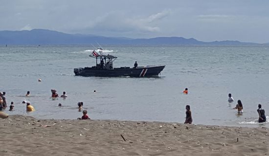 Ein Polizeiboot kreist ständig um den Strand