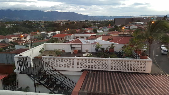 Die Dachterrasse gehört auch dazu. Von hier hat man Blick auf alle Vulkane!