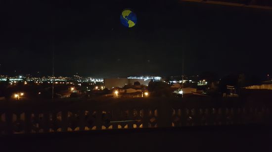 Das ist der Blick vom Bett. Die Weltkugel oben ist ein beleuchtetes Fenster zum anderen Zimmer was sich hier spiegelt