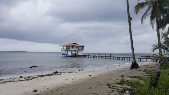 Lange Stege führen zu Bars und Restaurants...