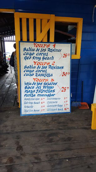 Hier mal die Liste der Wassertaxipreise und der Ausflüge, die angeboten werden. Morgen machen wir "Tour 2"
Ansonsten werden wir die Inseln alle nach und nach abklappern...