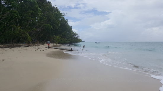 Schöner heller Strand