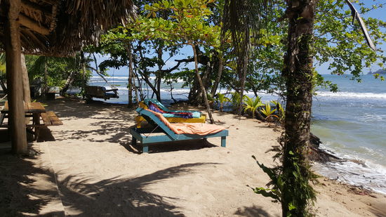 Schon nach kurzer Zeit sind wir am ersten Beach Restaurant mit Bar. Hier kann man Cocktails schlürfen und auf Liegen oder Hängematten chillen