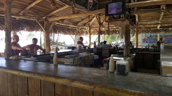 Noch ist es ruhig an der Bar. Um 12 Uhr geht's hier los..