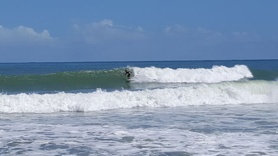 Da sehen wir die ersten Surfer...