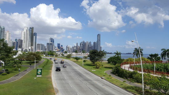 Über eine große Brücke gelangen wir zur Avenue