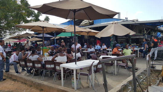 Wir kommen zu einem Fischmarkt, an dem eine riesige Freßmeile angegliedert ist. Alle paar Meter werden wir angesprochen bzgl essen...