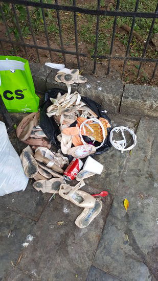 Komisch, wer hat hier vor dem Theater die ganzen Ballettschuhe entsorgt? Da stehen sogar noch Mädchennamen drauf