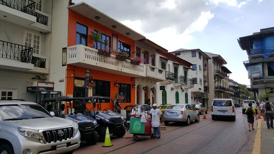 Manche Häuser sind schön hergerichtet, viele aber kaputt.