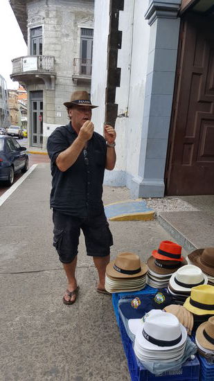 Giovanni will sich einen Panama Hut kaufen....