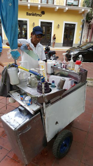 Auch hier gibt es das süße Eis--wir gönnen uns eins..