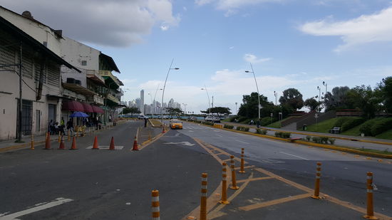 Wir gehen zurück und kehren auf dem großen Markt zum essen ein. Es sind unzählige Eßstände die sich hier aneinanderreihen.