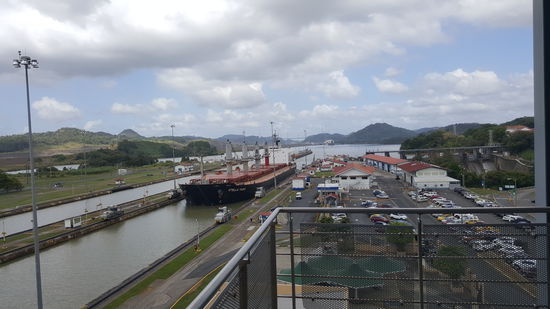 Da steht ein großes Schiff und wartet auf die Durchfahrt..