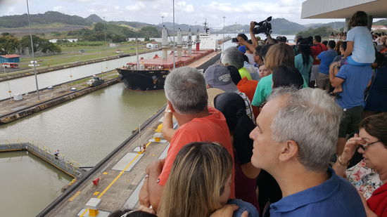 Viele Leute wollen das auch sehen. Die Schiffe passieren hier meist bis Mittags die Schleuse