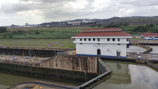 Ganz da hinten sieht man eine "MSC" die in die andere Richtung fährt