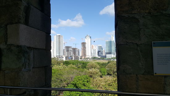 Ich steige auf den Turm--krass das alte Panama und im Hintergrund die futuristischen Gebäude...