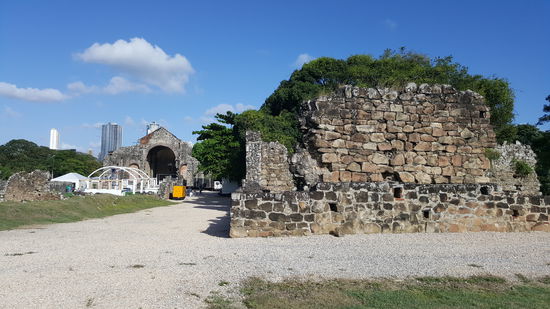 Hinten ist die "Iglesia y Convento de las Monjas de la Conception"