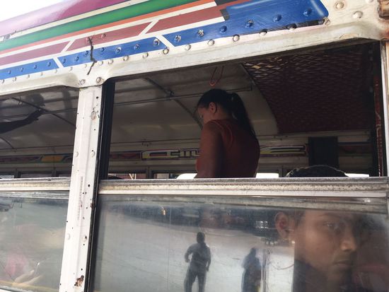 Wir steigen in einen dieser bunten Busse...