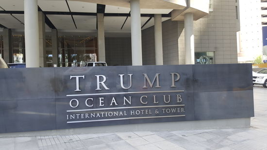 Unser Zimmer ist im 17. Stock und wir haben eine gerade Zimmernummer--ich habe vorher gelesen, dass die geraden Zimmernummern die bessere Sicht haben, die ungeraden sind auf der anderen Seite und die Sicht ist durch Häuser etwas versperrt...